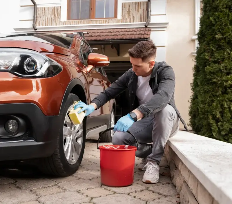 Lavage auto à domicile Pressins : professionnel intervenant sur un véhicule